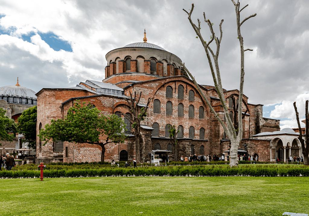Topkapı Sarayı I. Avlu'daki Bizans dönemi Aya İrini kilisesi