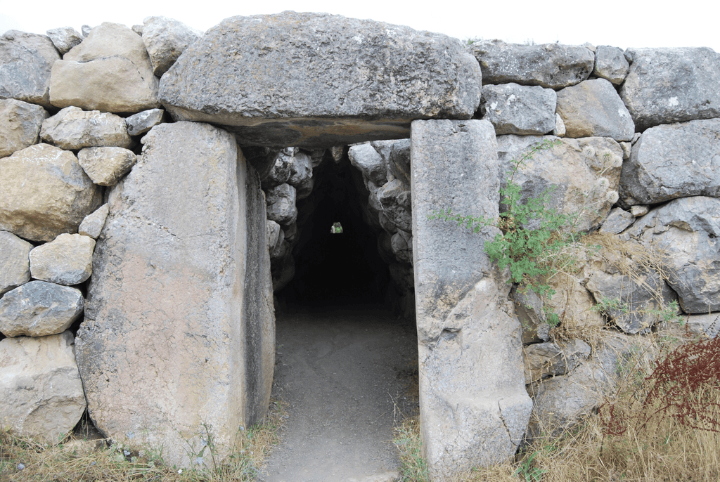 Yerkapı setinin altından geçen, bindirme tekniğiyle örtülü taş potern tüneli