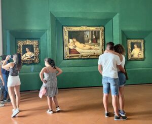Tiziano'nun Urbino Venüsü: yatakta uzanmış kadın figürü