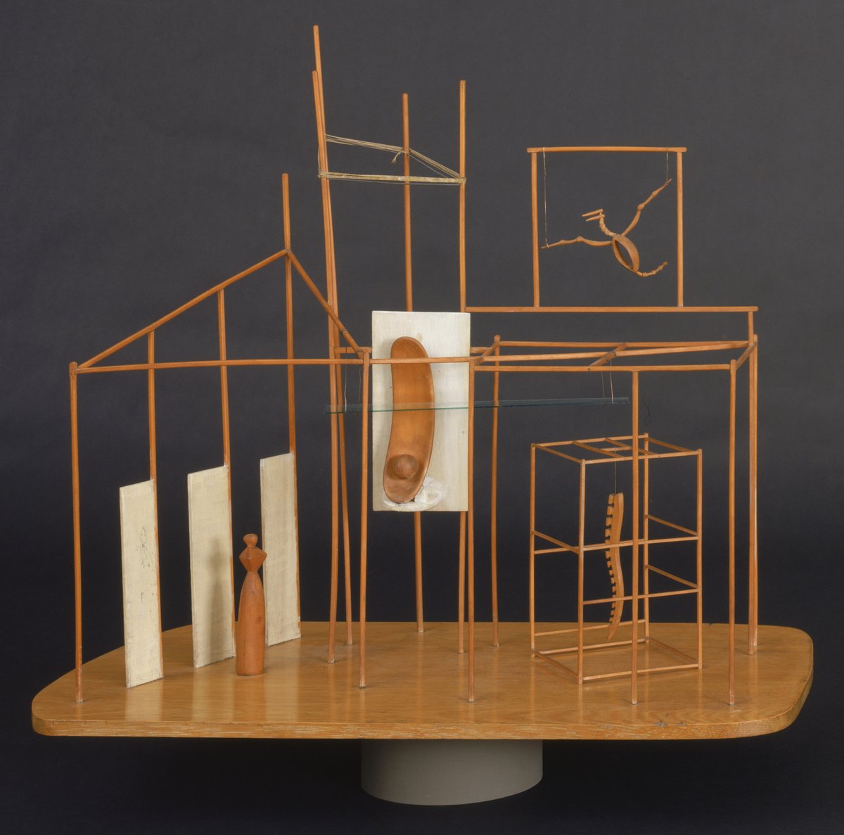 Saat 4'te Saray, Alberto Giacometti