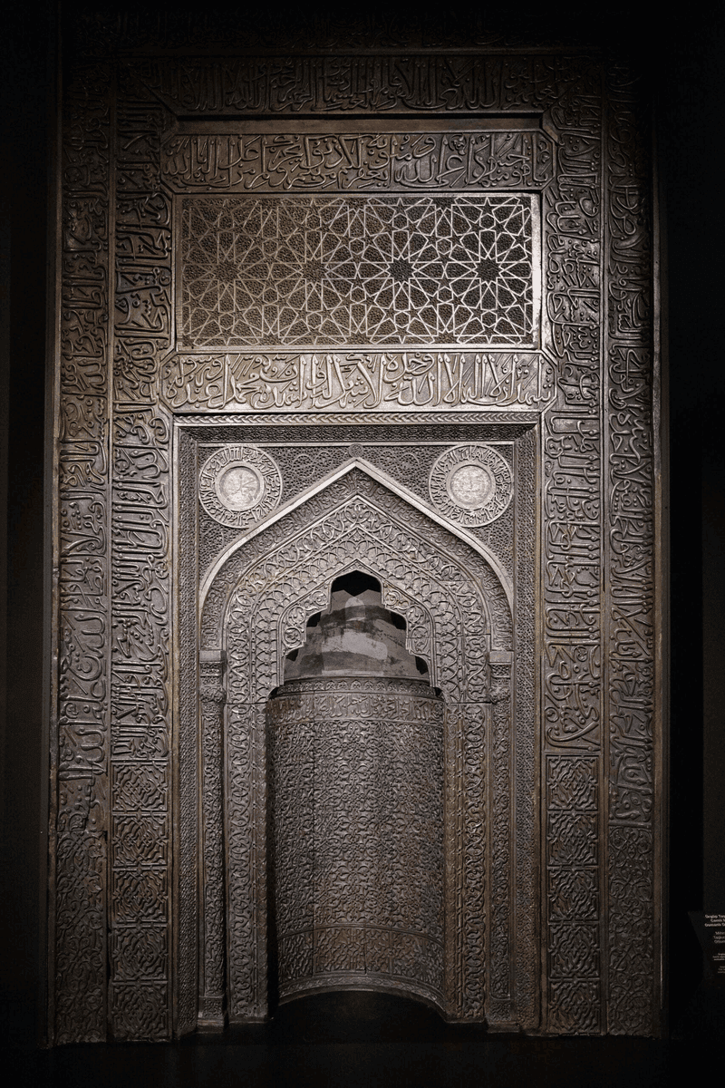 Ürgüp Taşkınpaşa Camii'nden getirilen ceviz ağacından oyma ahşap mihrap