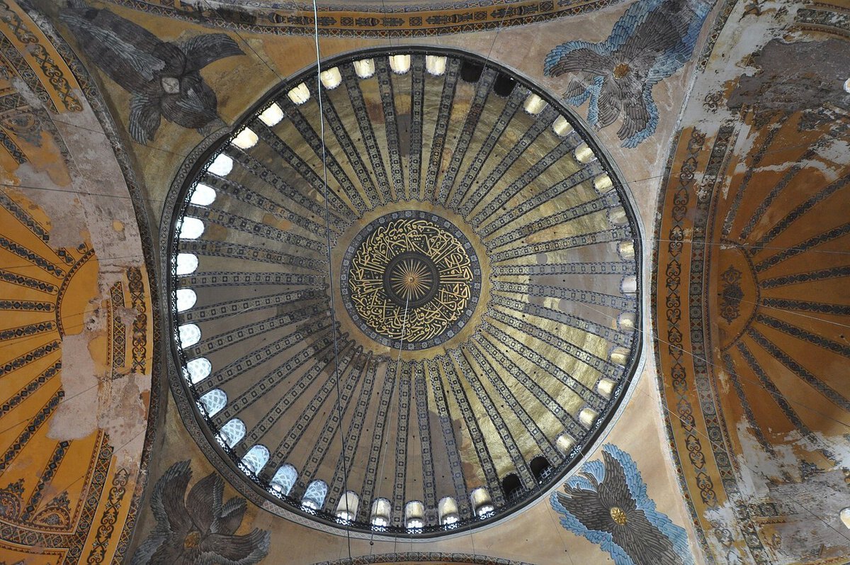 Ayasofya'nın ana kubbesi: kubbenin eteğini çepeçevre saran kırk pencere ve ortadaki madalyon