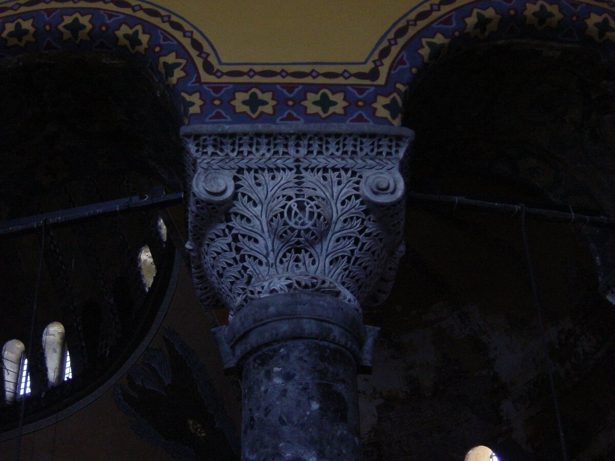 Ayasofya üst galerisinde derin oymalı akantus yapraklarıyla süslü Bizans sütun başlığı