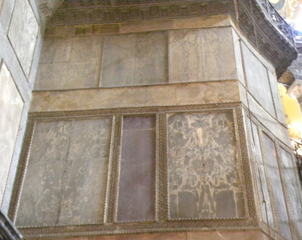Ayasofya ana mekanının duvarlarını kaplayan, damarları simetrik açılmış renkli mermer levhalar
