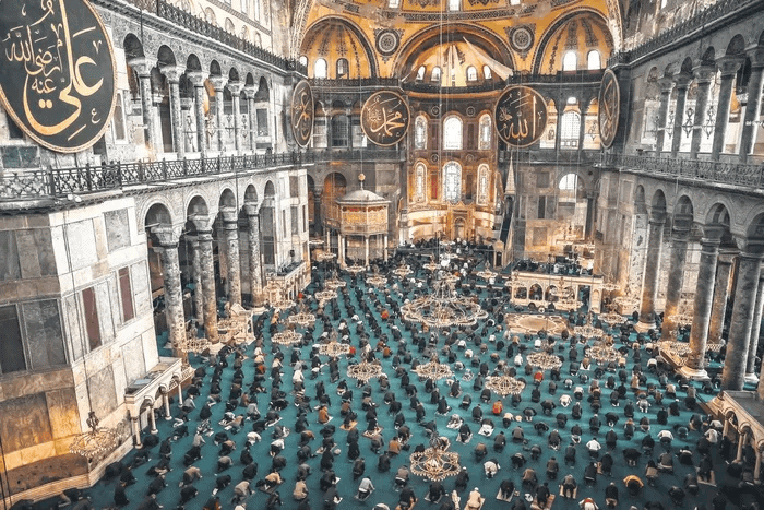 Ayasofya ana mekanında asılı dev yuvarlak hat levhaları