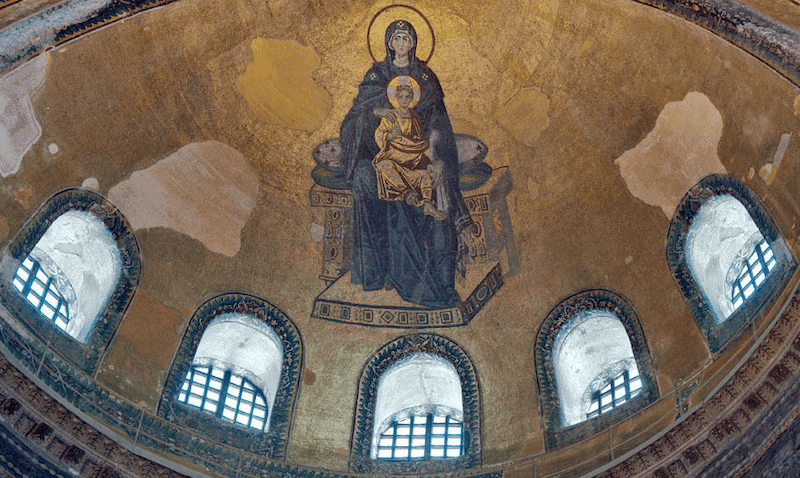 Ayasofya apsis yarım kubbesindeki, kucağında çocuk İsa ile tahtta oturan Meryem mozaiği