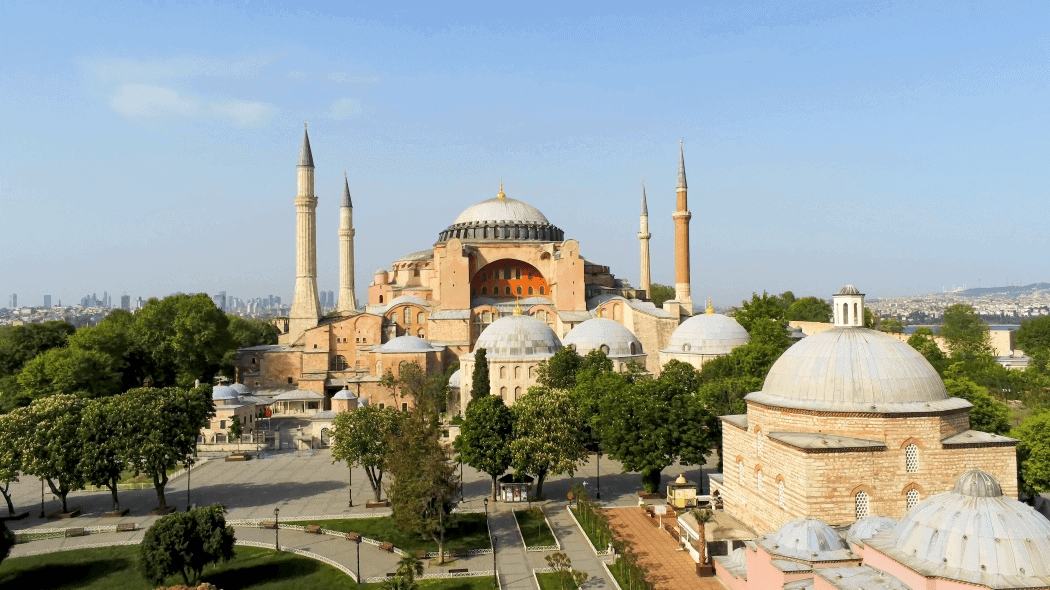 Ayasofya'nın dört minaresi ve payandalarıyla dış görünüşü