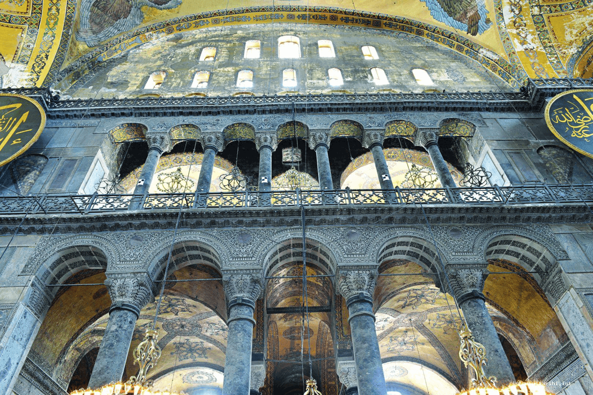 Ayasofya'nın üst galerisinden ana mekana ve kubbeye bakış