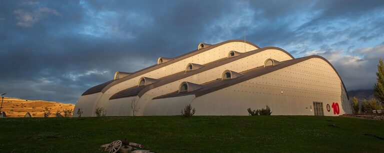 Baksı Müzesi'nin Bayburt bozkırında yükselen, dalgalı çatılı modern sergi binası, akşam ışığında