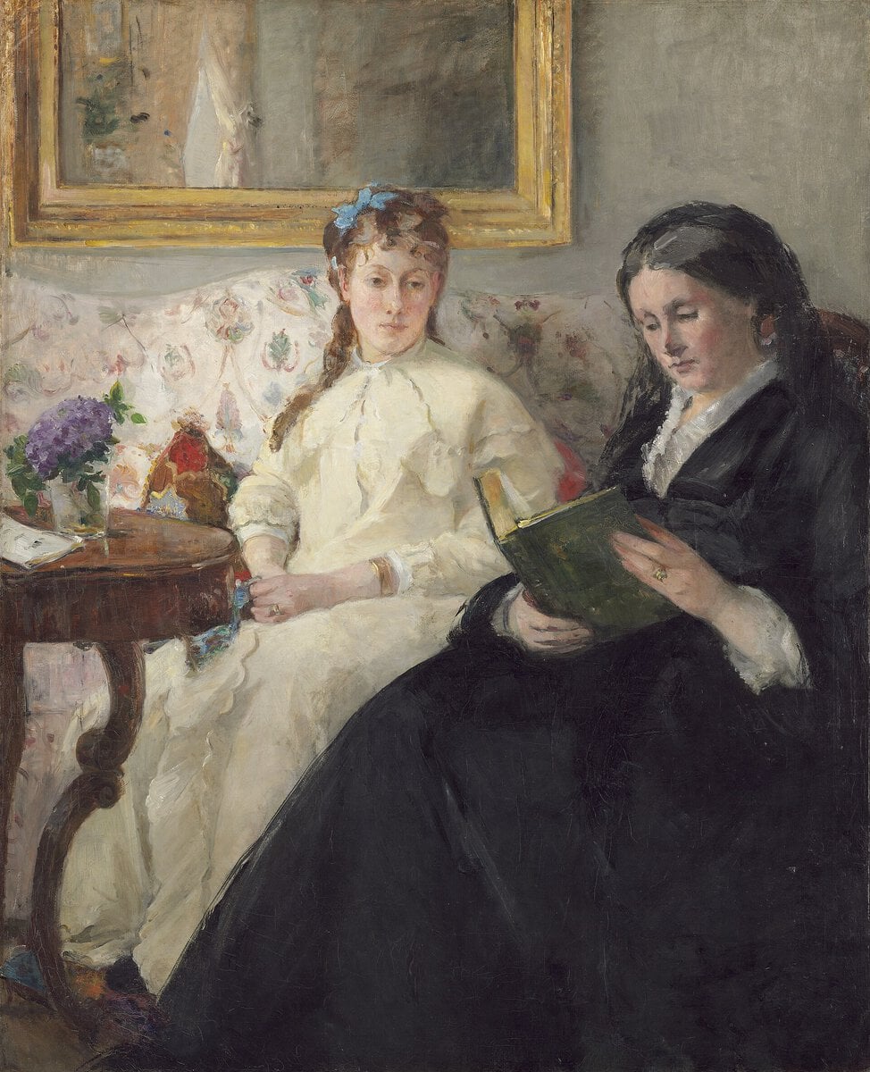 Berthe Morisot'nun Sanatçının Annesi ve Kız Kardeşi tablosu: siyah elbiseli anne kitap okuyor, beyaz elbiseli kız kardeş kanepede