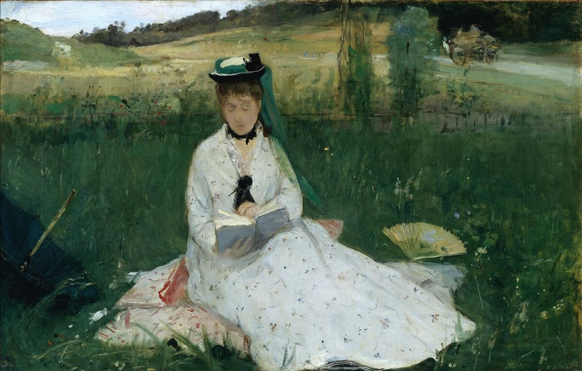 Berthe Morisot'nun Okuma tablosu: çayırda şalının üzerine oturmuş kitap okuyan beyaz elbiseli kadın (1873)