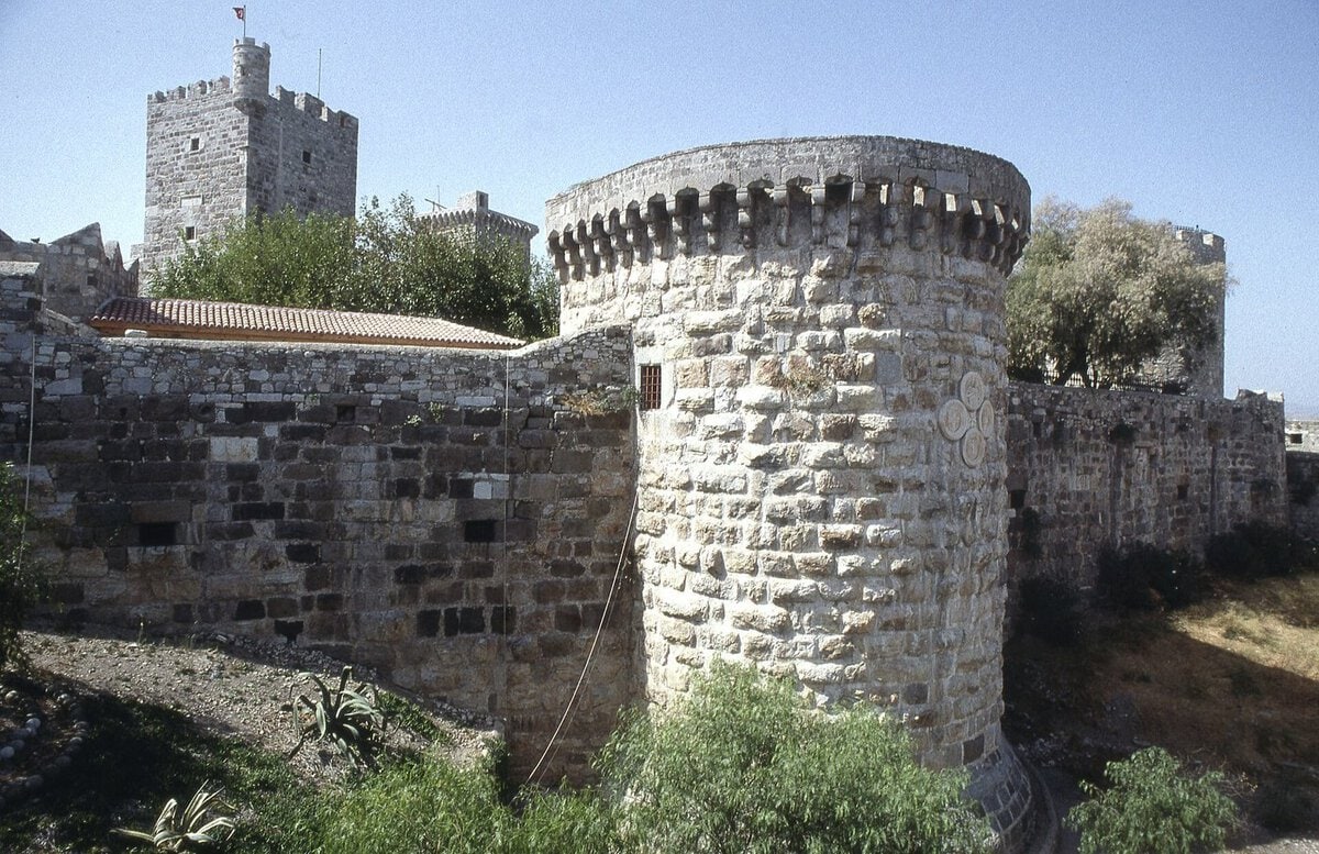 Bodrum Kalesi'nde Fransız Kulesi ve önündeki yuvarlak İtalyan Kulesi