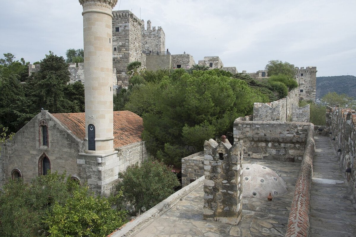 Bodrum Kalesi'nde şapelden dönüştürülen minareli kale camisi, arkada kale kuleleri