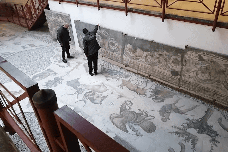 Büyük Saray Mozaikleri Müzesi: Büyük Saray'ın revaklı avlusuna ait mozaik döşemenin genel görünümü