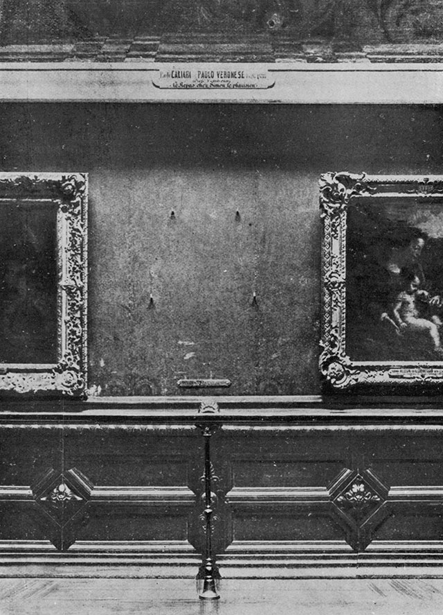 Mona Lisa'nın çalınmasından sonra Louvre'da boş kalan duvar ve tablonun asılı olduğu dört kanca (1911)