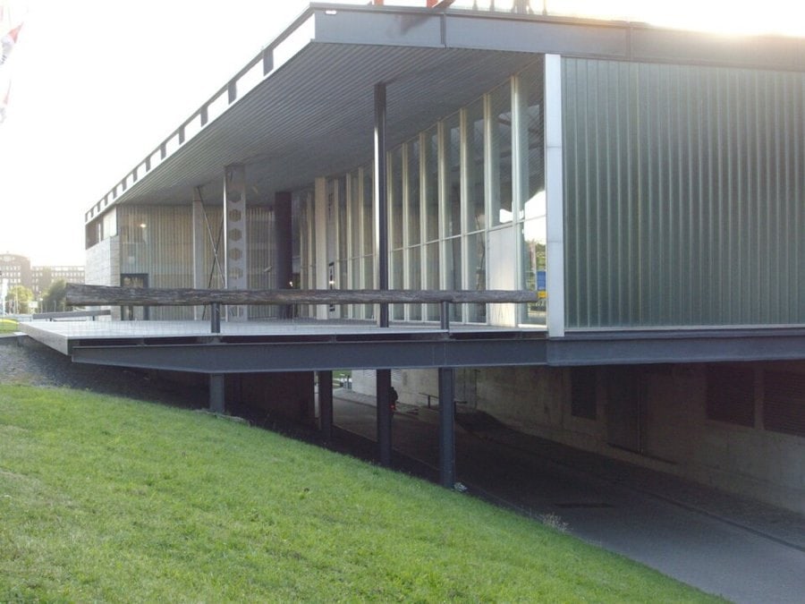Rem Koolhaas tasarımı Kunsthal'in cam cepheli, ince çelik dikmeler üzerinde yükselen modern binası