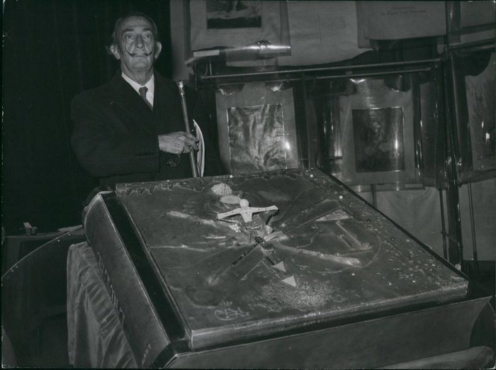 Salvador Dalí, heykel olarak yaptığı Kıyamet Kitabı'nın bronz kapağının başında
