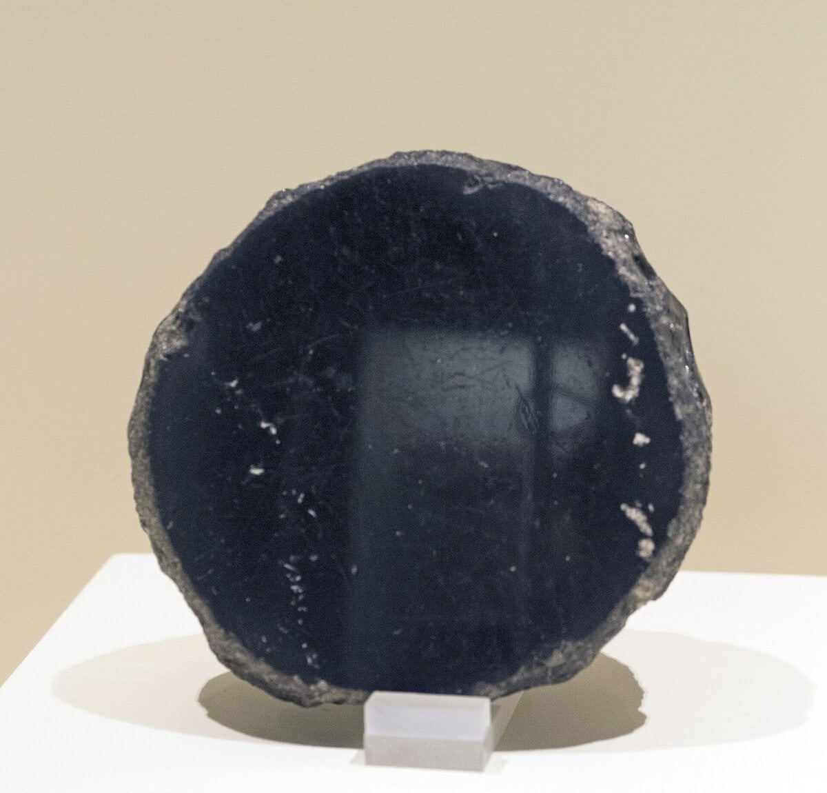 Çatalhöyük'te bulunan, cilalanmış obsidyenden yuvarlak ayna