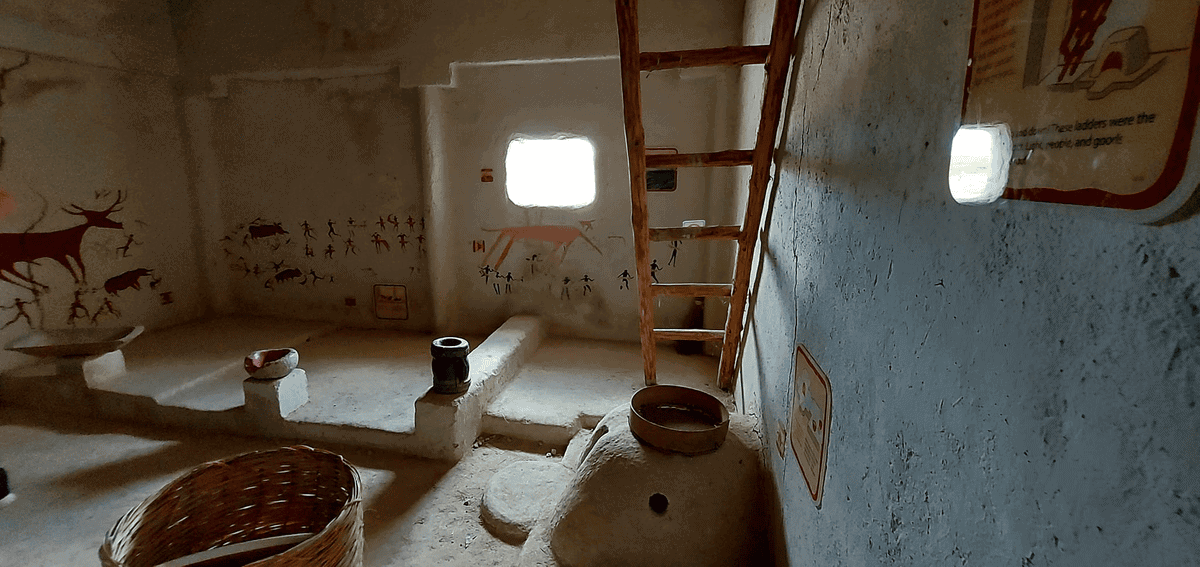 Çatalhöyük Deneysel Ev'in içi: dam açıklığından giren ışık ve ahşap merdiven