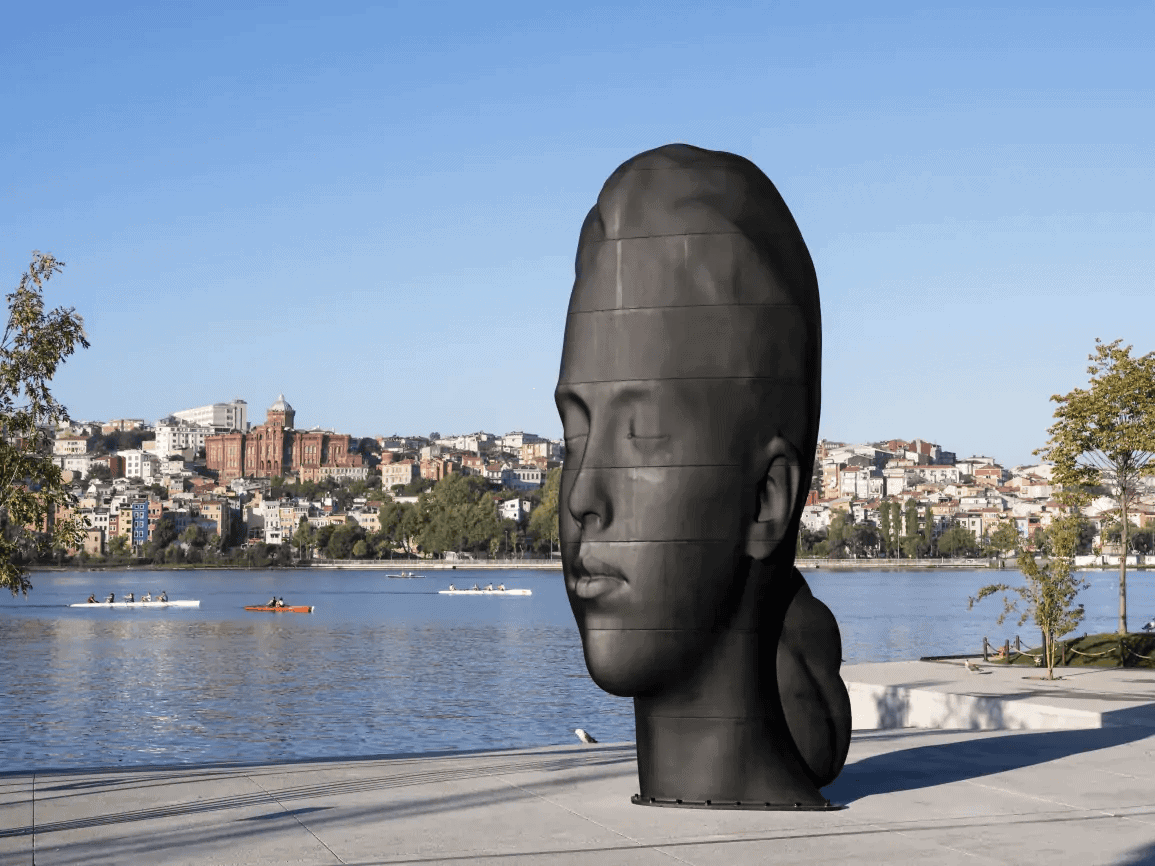 Jaume Plensa'nın gözleri kapalı dev kadın başı heykeli Juana, Tersane İstanbul'da Haliç kıyısında
