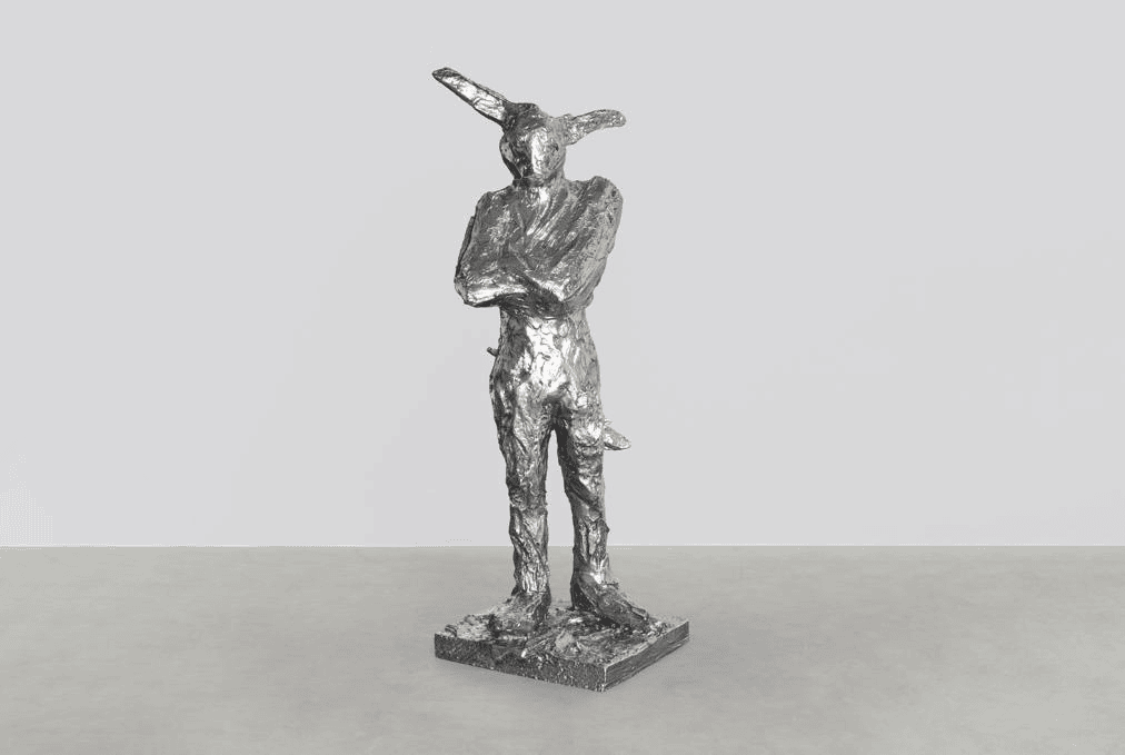 Contemporary Istanbul: Johnny Depp'in beyaz bronz heykeli The Bunnyman: elinde kılıç tutan yarı insan yarı tavşan figür