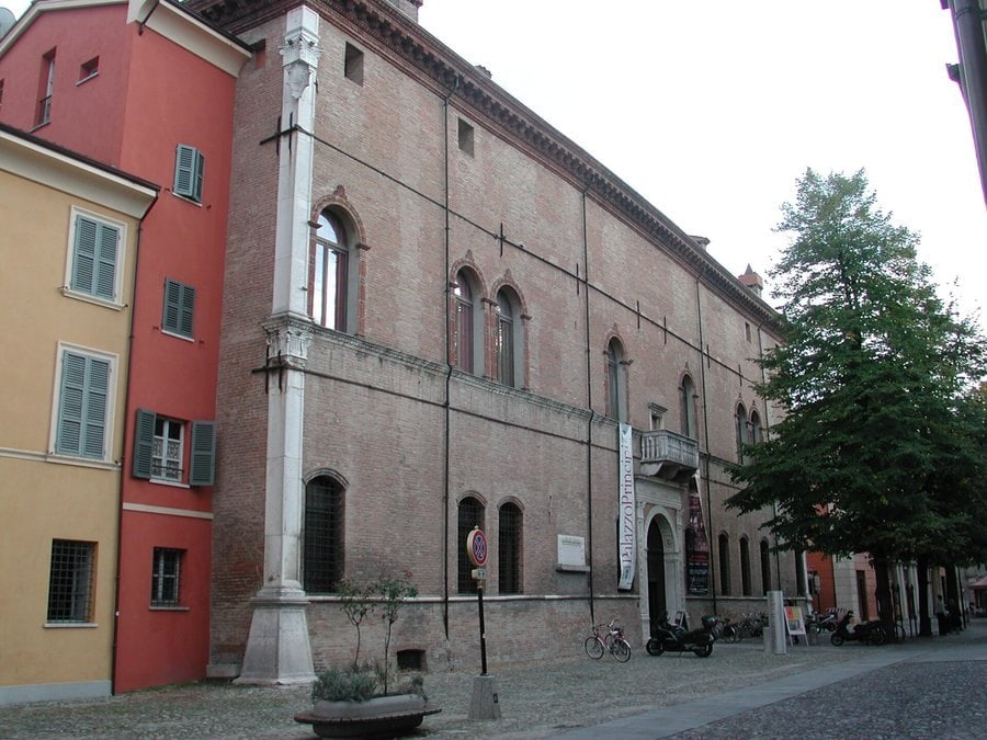 Correggio kasabasında tuğla cepheli Rönesans sarayı Palazzo dei Principi ve önündeki taş döşeli sokak