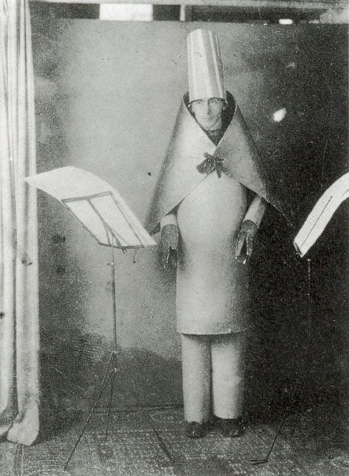 Hugo Ball, karton kübist kostümü içinde, Cabaret Voltaire'deki gösterisi için çekilmiş fotoğrafta (1916)