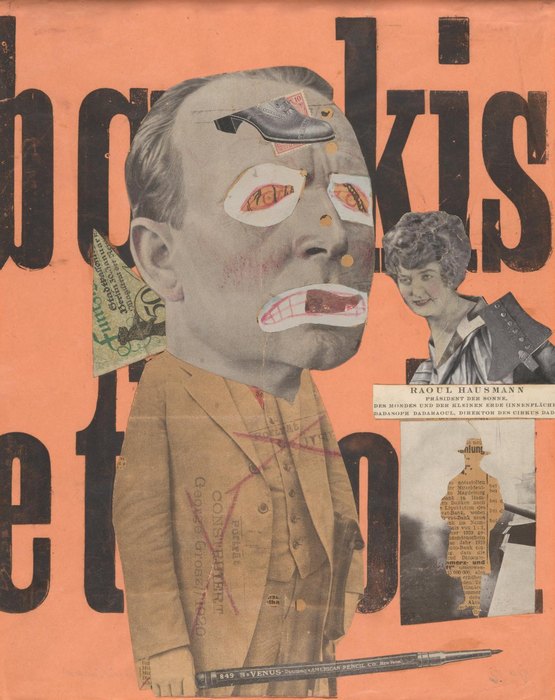 Raoul Hausmann'ın Sanat Eleştirmeni kolajı: büyük kafalı, ağzı açık bir adam ve harflerle dolu bir afiş zemini