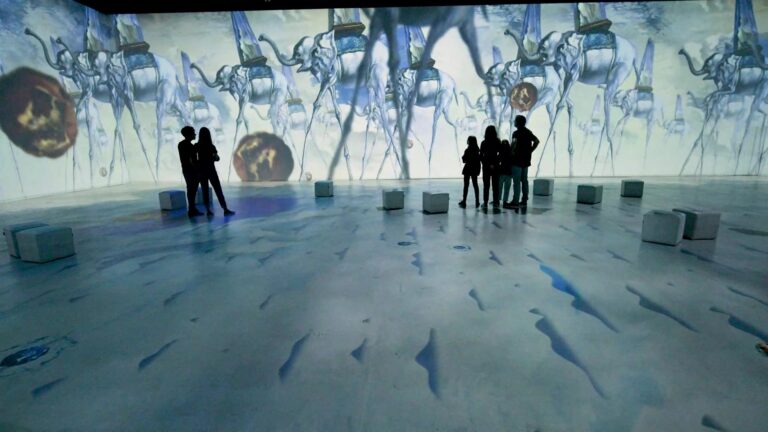 Dalí Cybernetics sergisinde 360 derece projeksiyon odası, duvarlarda Dalí'nin uzun bacaklı filleri