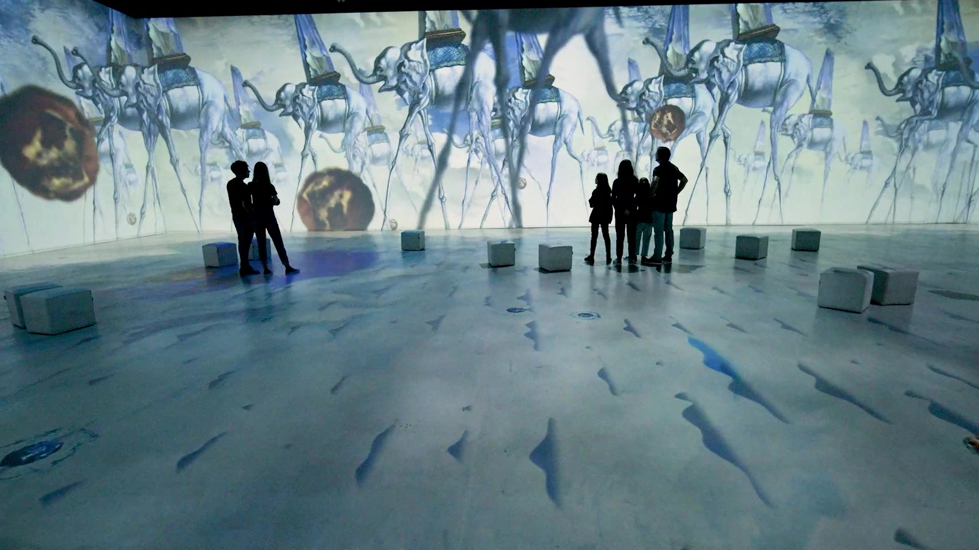 Dalí Cybernetics sergisinde 360 derece projeksiyon odası, duvarlarda Dalí'nin uzun bacaklı filleri
