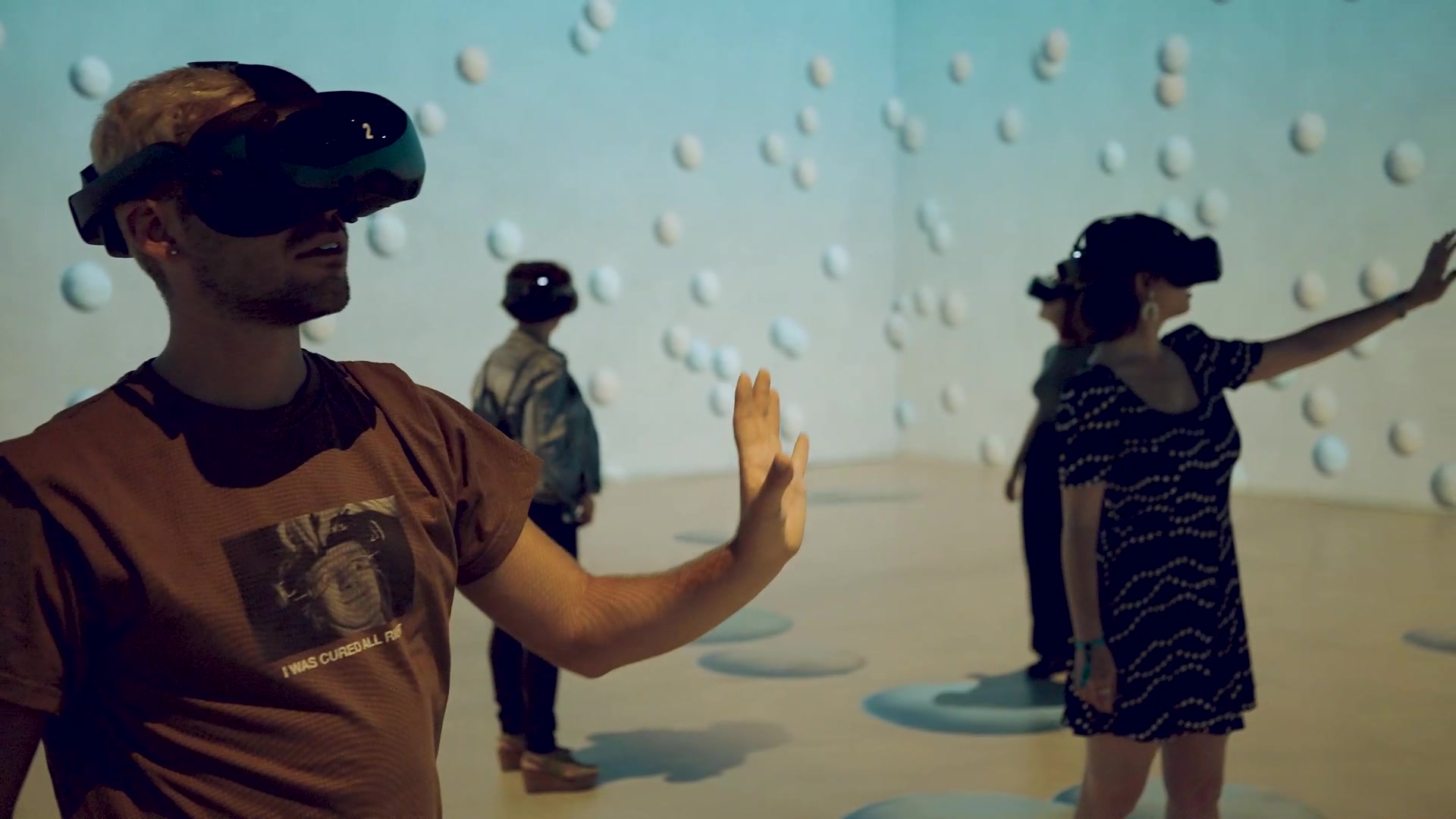 Dalí Cybernetics sergisinde sanal gerçeklik gözlüğüyle Dalivers deneyimi