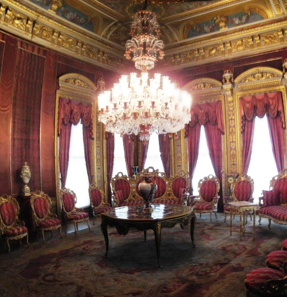 Dolmabahçe Sarayı Harem bölümünde kristal avizeli oda