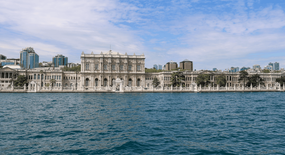 Dolmabahçe Sarayı'nın Boğaz'a bakan uzun cephesi