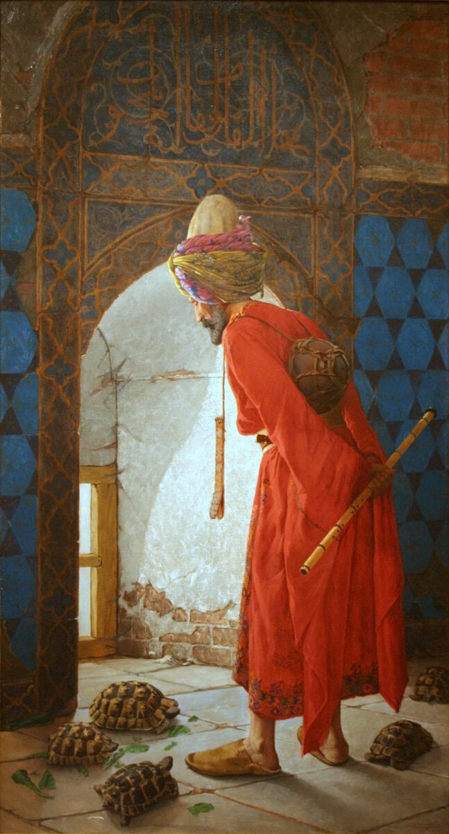 Osman Hamdi Bey'in Kaplumbağa Terbiyecisi tablosu: sırtında nakkare, elinde ney tutan yaşlı adam ve yerdeki kaplumbağalar (1906)