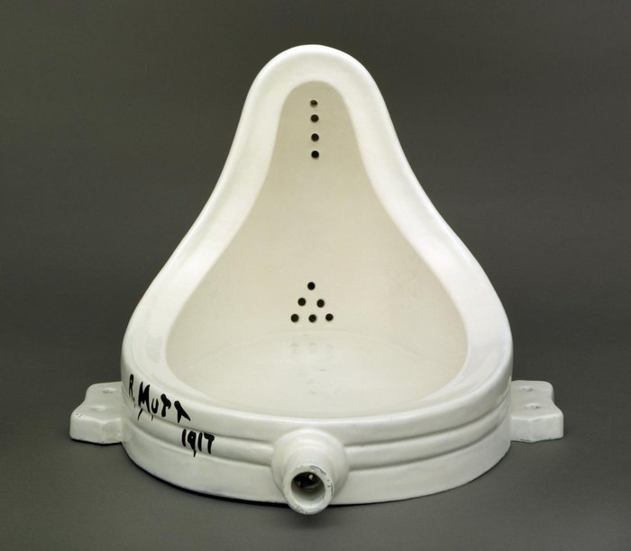 Marcel Duchamp'ın Çeşme adlı eseri: ters çevrilip R. Mutt 1917 imzası atılmış porselen pisuvar