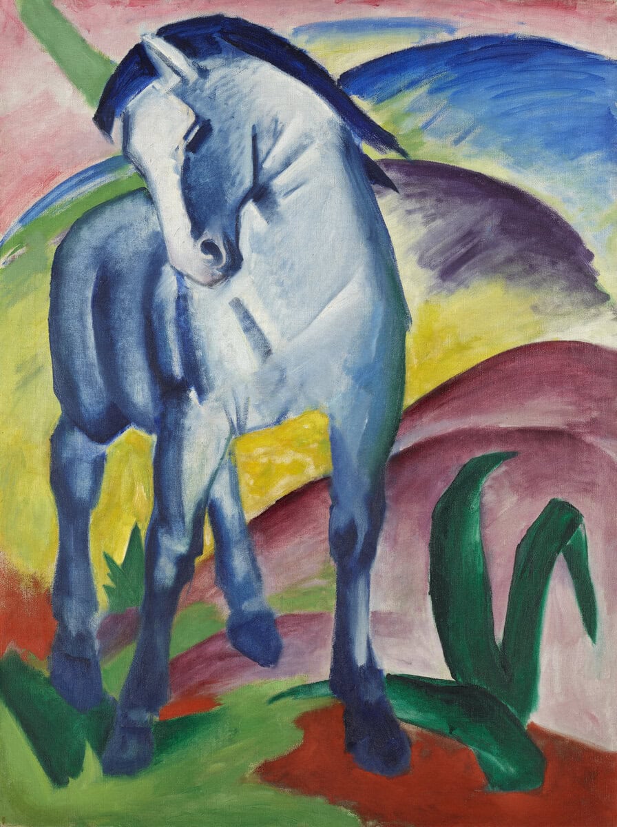 Franz Marc'ın Mavi At I tablosu, 1911: renkli tepelerin önünde duran mavi bir tay