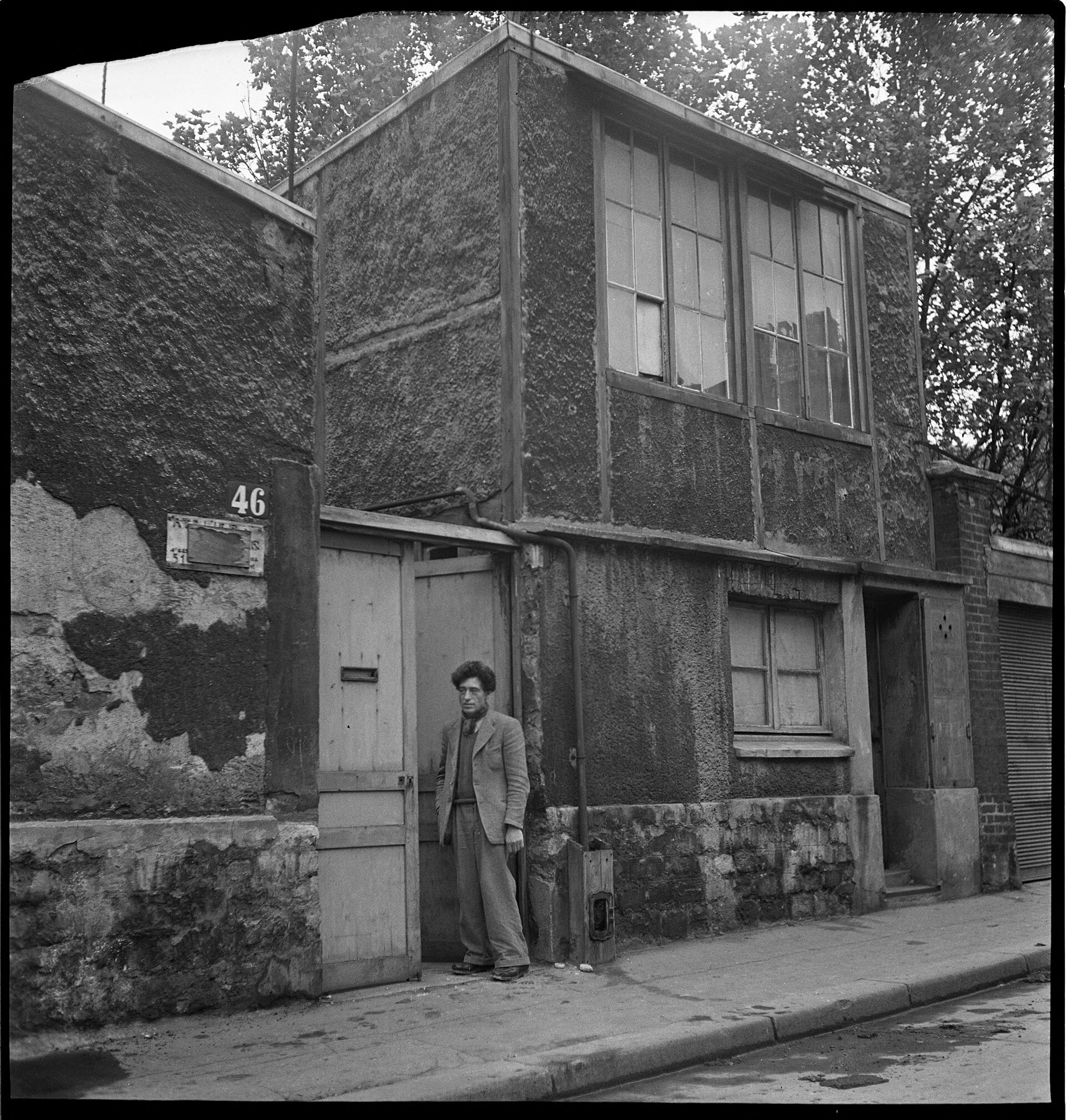 Emmy Andriesse, Alberto Giacometti 46 rue Hippolyte-Maindron'daki atölyesinin önünde (1953'ten önce), Leiden Üniversitesi Kütüphaneleri