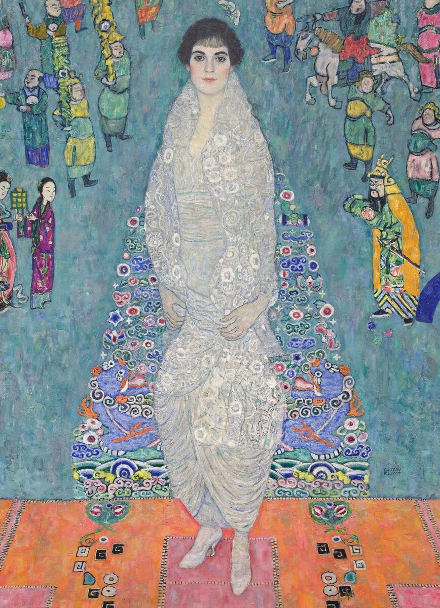 Gustav Klimt'in Elisabeth Lederer Portresi: renkli desenli bir arka plan önünde ayakta duran beyaz elbiseli genç kadın (Gustav Klimt, 1914–1916)