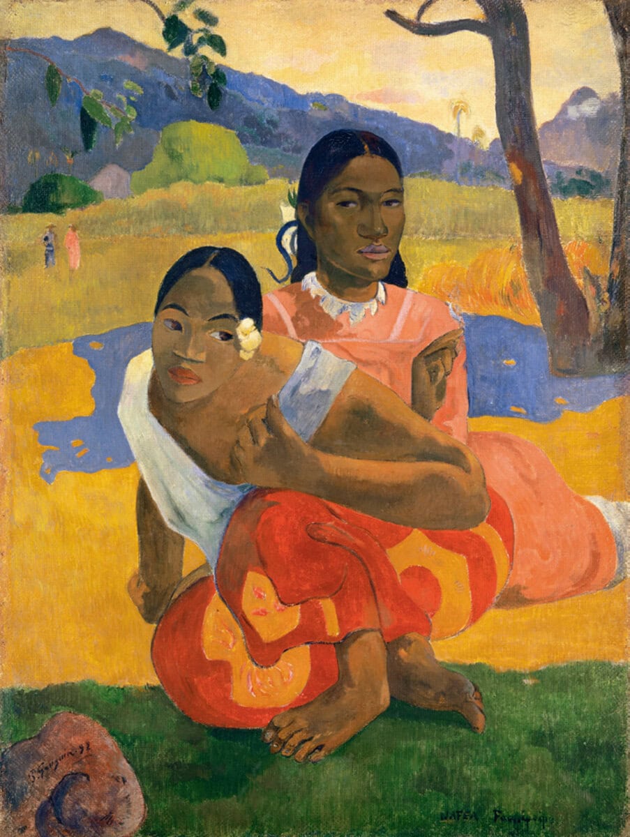 Paul Gauguin'in Nafea Faa Ipoipo tablosu: Tahiti'de, önde yere oturmuş bir kadın ve arkasında renkli elbiseli ikinci bir kadın (Paul Gauguin, 1892)
