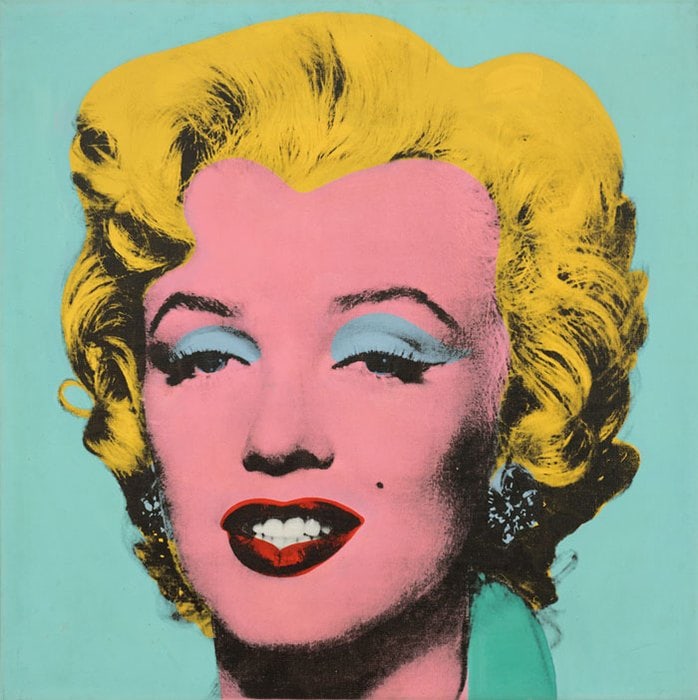 Andy Warhol'un Shot Sage Blue Marilyn tablosu: açık mavi zemin üzerinde sarı saçlı, pembe yüzlü Marilyn Monroe portresi