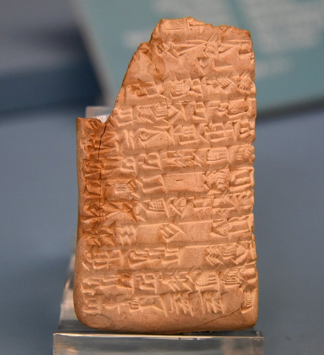 Eski Şark Eserleri Müzesi'nde sergilenen, Girsu'dan Yeni Sümer dönemine ait çivi yazılı pişmiş toprak tablet