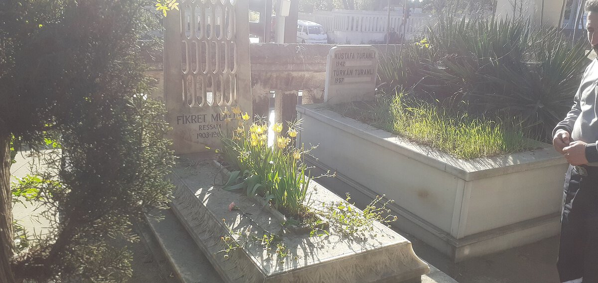 Fikret Mualla Saygı'nın Karacaahmet Mezarlığı'ndaki mezarı