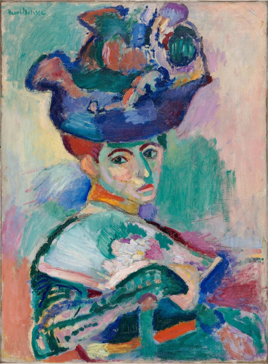 Henri Matisse'in Şapkalı Kadın tablosu: yüzü yeşil, mor ve sarı lekelerle boyanmış, büyük şapkalı bir kadın, 1905