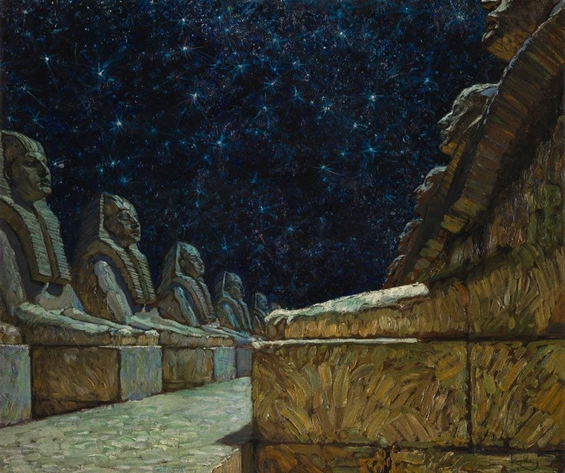 Yıldızlı gece göğü altında iki sıra halinde uzanan sfenksler arasında taş döşeli bir yol