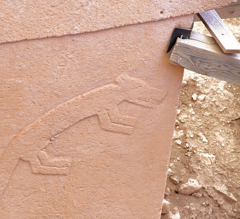 Göbeklitepe B Yapısı'ndaki dikilitaşta sıçrar biçimde betimlenmiş, dişleri görünen tilki kabartması