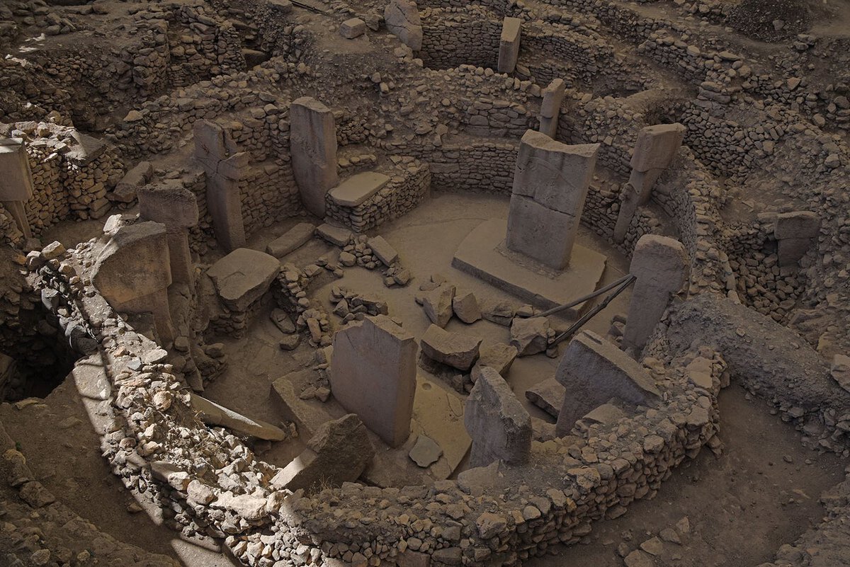 Göbeklitepe C Yapısı: iç içe geçmiş taş duvar halkaları ve ortadaki T biçimli dikilitaşlar