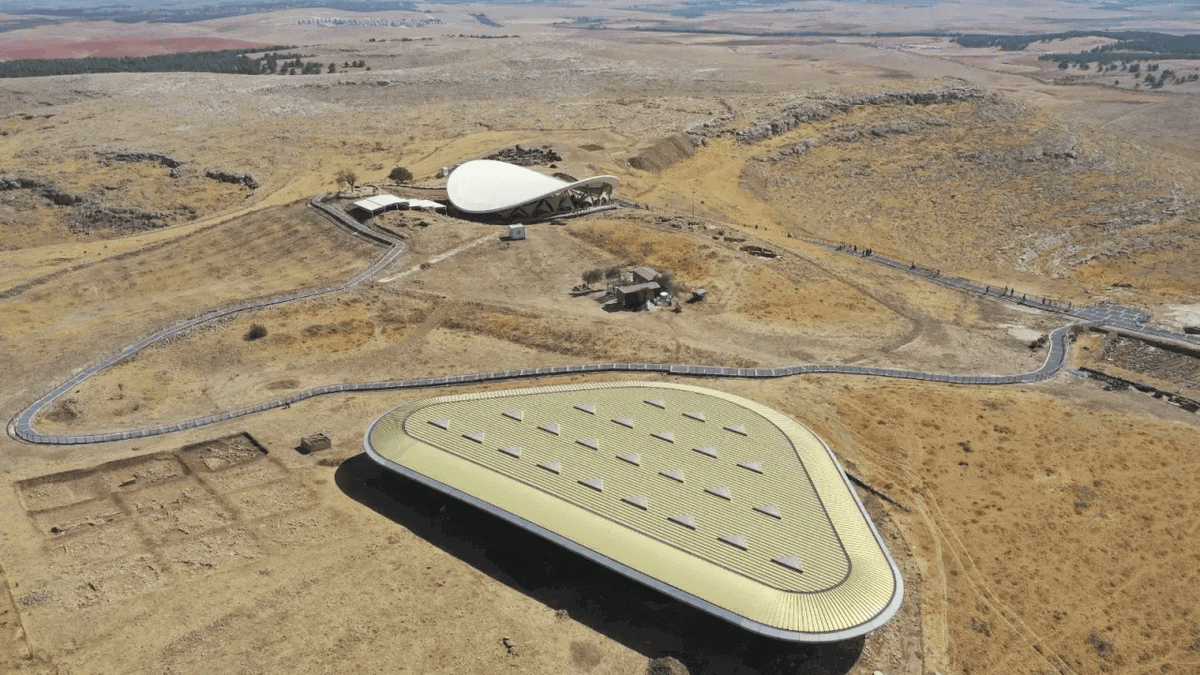 Göbeklitepe GT1 kazı alanını örten beyaz koruma çatısı ve yürüyüş platformu
