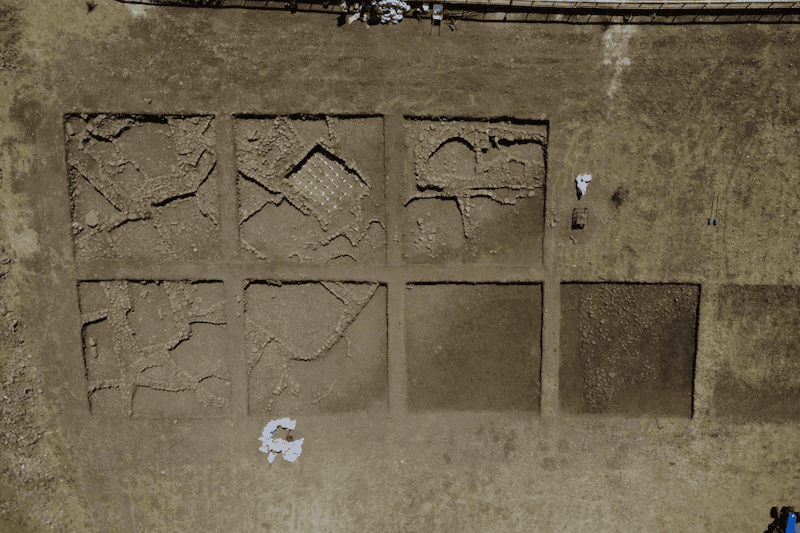 Göbeklitepe'nin ikinci evresine ait dörtgen planlı yapı kalıntıları