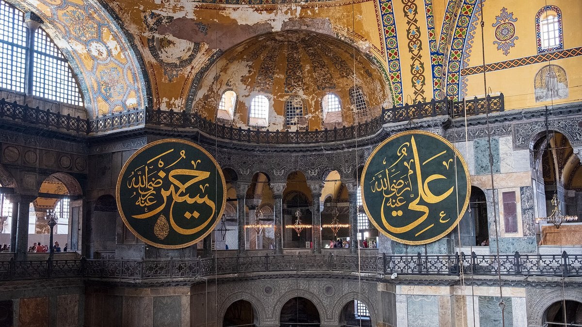 Ayasofya'nın içinde, Kazasker Mustafa İzzet Efendi'nin yazdığı "Ali" ve "Hüseyin" yuvarlak levhaları
