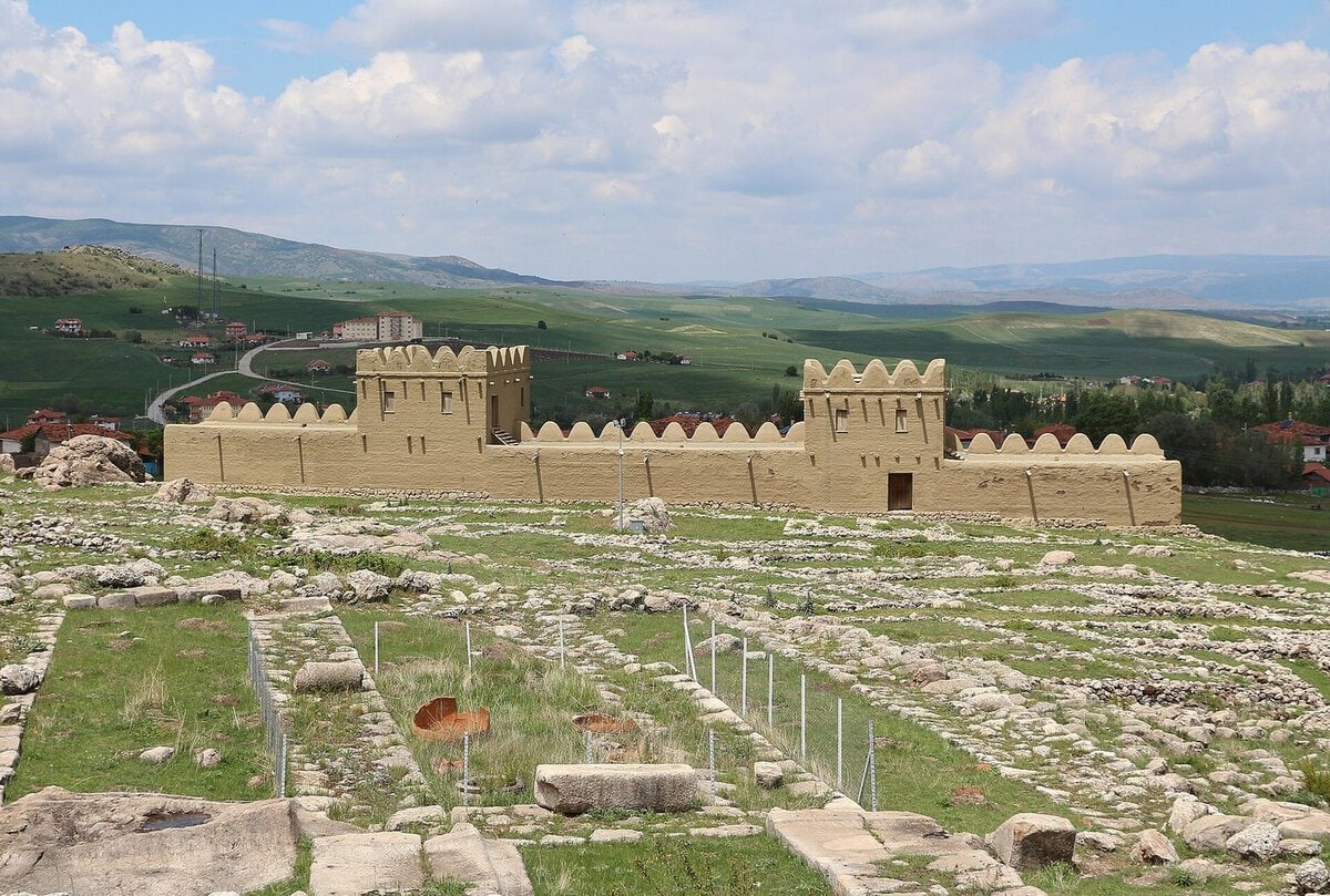 Hattuşa Aşağı Şehir'de özgün teknikle kerpiçten yeniden yapılan burçlu sur bölümü